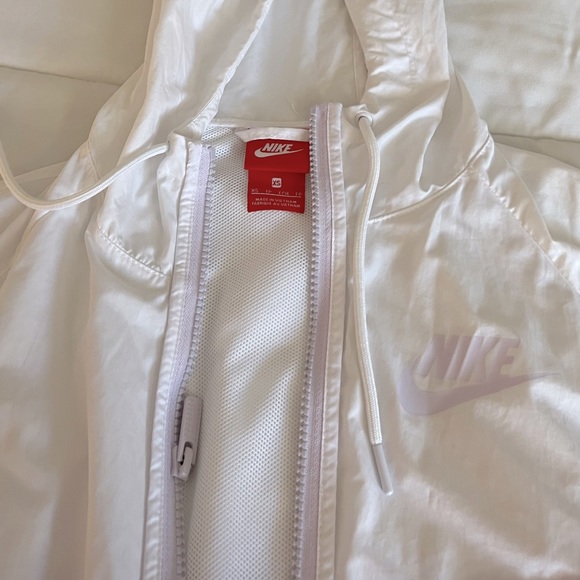 Nike women’s lilac Windbreaker jacket - Picture 3 of 8